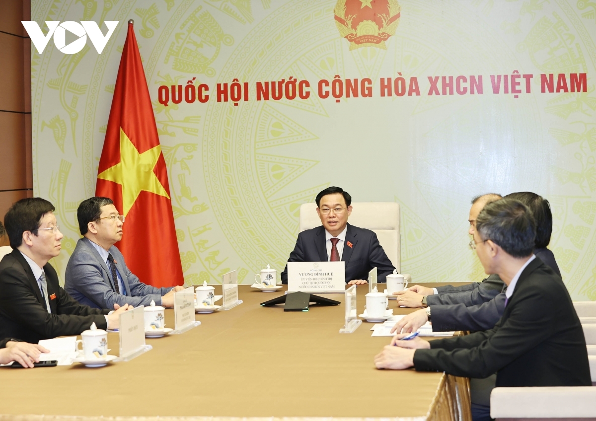 Top Vietnamese and Lao legislators hold phone talks